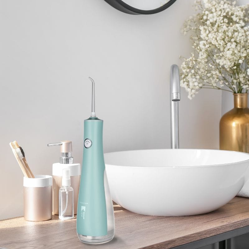 edel+white Flosserpik Power Spa – Der Champion der mobilen Mundduschen mit viel Power. Abbildung Produkt im Badezimmer.