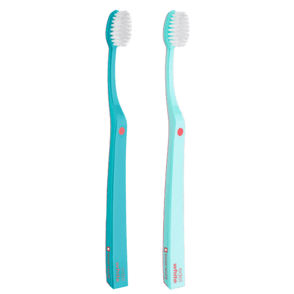 edel+white Duo Flosserbrush Ultrasoft, SWISS logo, 2 caps, PET box – Leicht, flexibel und mit ultrasanften, konischen Borsten. Abbildung hell- und dunkelblau.