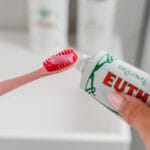 Euthymol Original Zahnpasta – Fluoridfreie Mundpflege mit einzigartigem Geschmack und rosa Farbe. Produkt Abbildung pinke Zahnpasta auf Zahnbürste