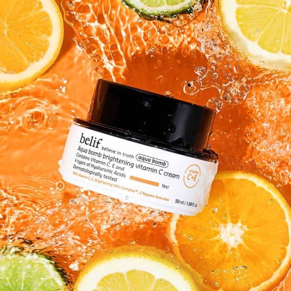 belif ultraleichte Vitamin-Gel-Creme mit Hyaluronsäure & Antioxidantien für strahlende, pralle Haut 50ml, Imagebild mit Wasser und Zitrusfrüchten