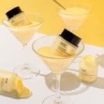 belif Super Knights Multi Vitamin Sleeping Mask 75ml Crème image dans un verre cocktail - Crème de nuit éclaircissante aux vitamines C, E, B3 & B12 pour une peau éclatante au réveil