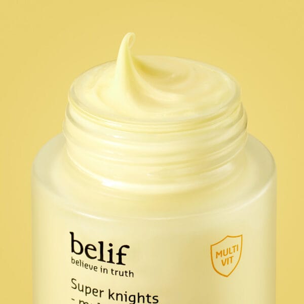 belif Super Knights Multi Vitamin Sleeping Mask 75ml Image Crème ouverte, fond jaune - Crème de nuit éclaircissante aux vitamines C, E, B3 & B12 pour une peau éclatante au réveil