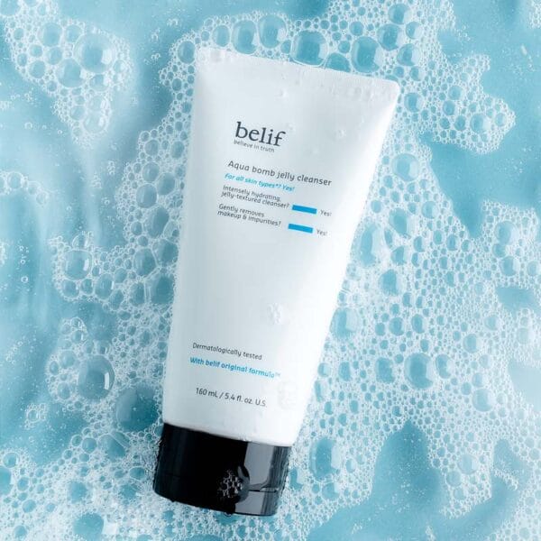 belif Jelly-to-Foam Cleanser 160ml – Sanfter Gesichtsreiniger mit Hyaluronsäure & Kräutern. Produkt im Badezimmer, schaumiger Hintergrund.