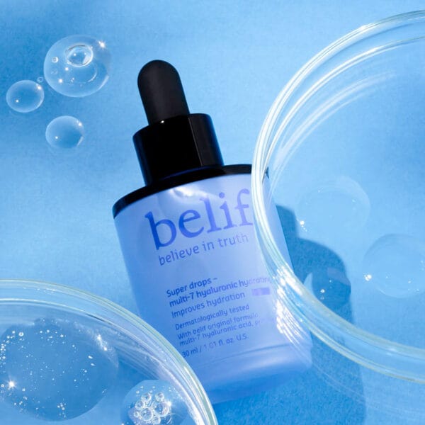 belif Super Drops Multi-7 Hyaluronic Hydrating Serum 30ml - Sérum d'hydratation intense contenant 7 fois plus d'acide hyaluronique et du panthénol. Image bleue. 