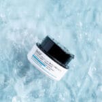 belif Aqua Bomb Hydrating Gel-Cream 50ml Photo produit sur glace - Crème hydratante ultra légère et non grasse à l'acide hyaluronique & niacinamide pour une hydratation immédiate