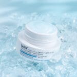 belif Aqua Bomb Hydrating Gel-Cream 50ml Photo produit sur glace avec couvercle ouvert - Crème hydratante ultra légère et sans huile à l'acide hyaluronique & niacinamide pour une hydratation immédiate