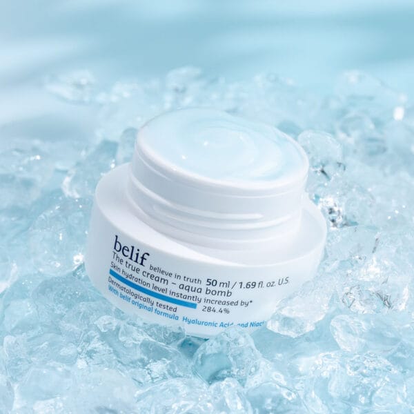 belif Aqua Bomb Hydrating Gel-Cream 50ml Produktfoto auf Eis mit offenem Deckel – Ultraleichte, ölfreie Feuchtigkeitscreme mit Hyaluronsäure & Niacinamid für sofortige Hydration