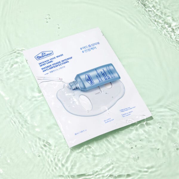 Dr. Belmeur Spot Care Intense Face Mask 30ml - masque en tissu apaisant à l'huile d'arbre à thé, à l'acide salicylique et au panthénol pour les peaux impures. Figure Le produit se trouve dans l'eau. 