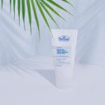 Dr. Belmeur Balancing Water Cream – leichte Feuchtigkeitscreme für fettige & empfindliche Haut, reguliert Talg und spendet Feuchtigkeit. Abbildung Produktbild unter Palme.