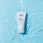 Dr. Belmeur Balancing Water Cream – leichte Feuchtigkeitscreme für fettige & empfindliche Haut, reguliert Talg und spendet Feuchtigkeit. Abbildung Cream im Wasser.