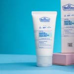 Dr. Belmeur Balancing Water Cream – leichte Feuchtigkeitscreme für fettige & empfindliche Haut, reguliert Talg und spendet Feuchtigkeit. Abbildung Produktbild auf blaueb Hintergrund.