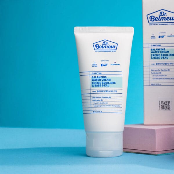 Dr. Belmeur Balancing Water Cream – leichte Feuchtigkeitscreme für fettige & empfindliche Haut, reguliert Talg und spendet Feuchtigkeit. Abbildung Produktbild auf blaueb Hintergrund.