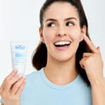 Dr. Belmeur Balancing Water Cream – leichte Feuchtigkeitscreme für fettige & empfindliche Haut, reguliert Talg und spendet Feuchtigkeit. Abbildung Frau schmiert sich Creme ins Gesicht.