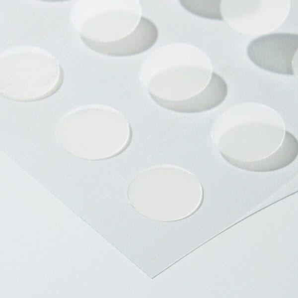 Dr. Belmeur Clarifying Cover Spot Patches – transparente Akne- und Pickelpflaster mit Teebaumöl, Salicylsäure und Fireweed-Extrakt. Abbildung Detailaufnahme Patches.