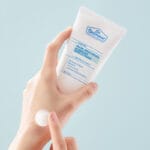 Dr. Belmeur Clarifying Facial Moisturizer 120ml - light moisturizer for acne-prone skin with niacinamide and panthenol. Picture hands. 