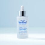 Dr. Belmeur Spot Care Ampoule 22ml – beruhigendes Serum mit Panthenol, Beta-Glucan, Chaga-Pilz und Teebaumöl gegen Unreinheiten und Rötungen. Abbildung Produkt mit blauem Hintergrund.