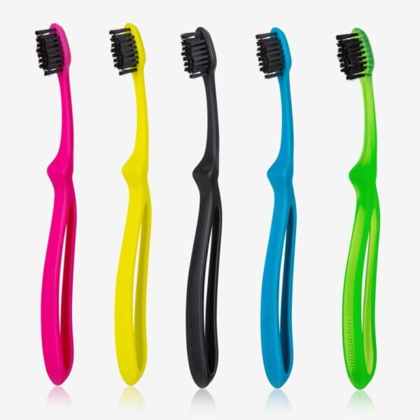 Brosse à dents megasmile Loop avec poils en charbon actif dans le set Duo PET Box - blanchiment des dents en douceur & design suisse. Illustration toutes les couleurs, photo du produit vue de côté.