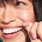 REACH POP Zahnseide Minze – vegane, gewachste Zahnseide mit 384 Mikrofäden & nachhaltiger Verpackung, 50m. Abbildung Zahnseide in Aktion.