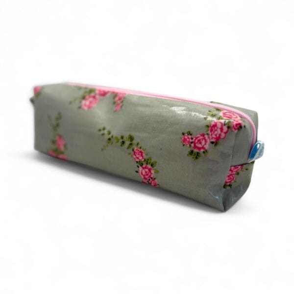 Trousse de toilette en vert sauge/rose faite à la main taille 22x7x5cm vue en biais sur le côté