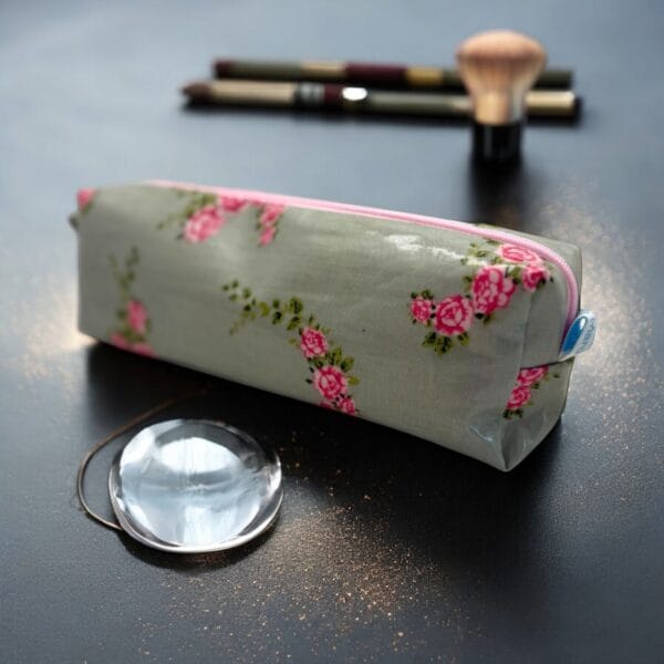 Trousse de toilette en vert sauge/rose faite à la main taille 22x7x5cm vue image de marque