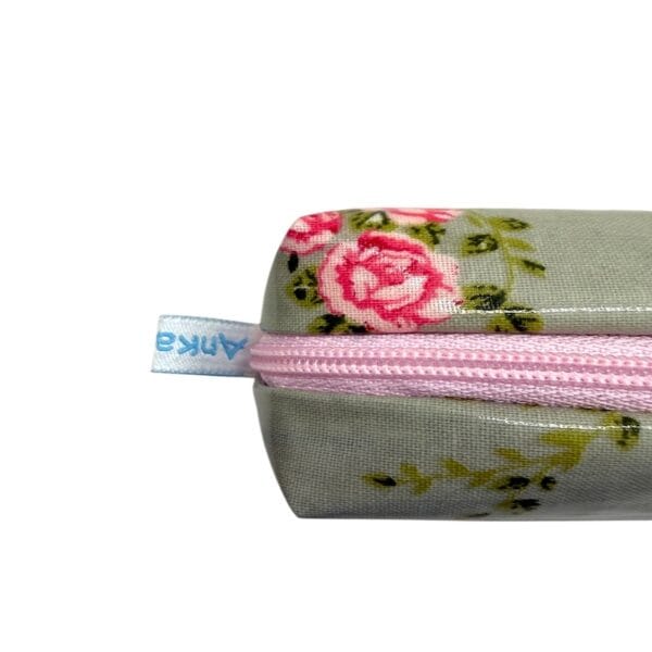 Kosmetiktasche in salbeigrün/rosa handgemacht Grösse 22x7x5cm Ansicht Nahaufnahme geschlossen