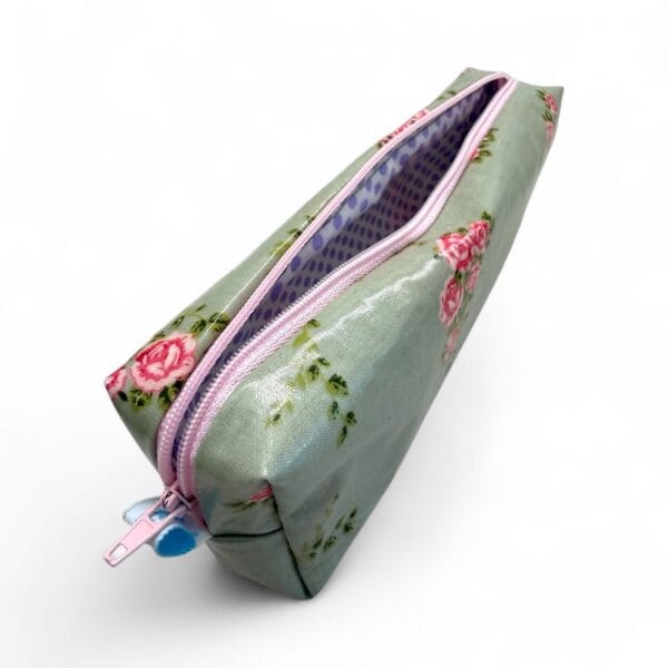 Kosmetiktasche in salbeigrün/rosa handgemacht Grösse 22x7x5cm Ansicht seitlich schräg offen