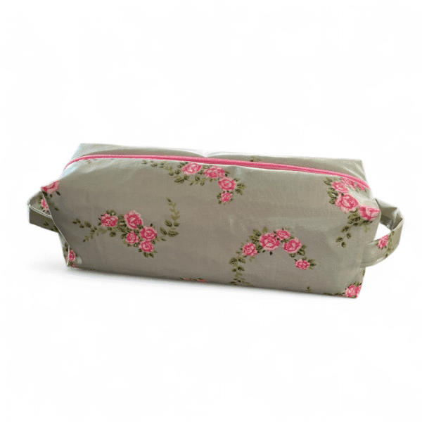 Trousse de toilette en vert sauge/rose faite à la main taille 24x8x8cm vue latérale