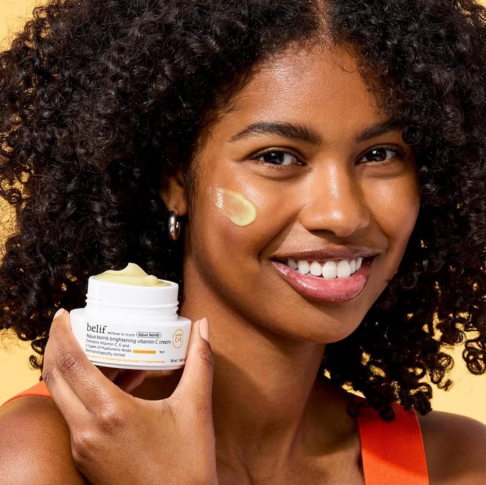 belif ultraleichte Vitamin-Gel-Creme mit Hyaluronsäure & Antioxidantien für strahlende, pralle Haut 50ml, Imagebild Frau hält Produkt hoch und hat Cream im Gesicht